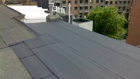 Herstelling van plat dak met vezelplaten, plaatsen van OSB platen en twee- laagse dakbedekking